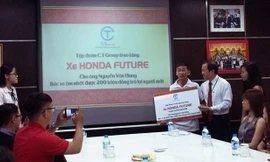 Ông Paul Chan - đại diện Tập đoàn C.T Group trao tặng biểu tượng cho ông Nguyễn Văn Hùng