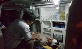 Tối 22/7, thuyền viên bị hôn mê trên biển đã được đưa vào đất liền để tiếp tục điều trị. Ảnh: Trung tâm II cung cấp.