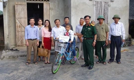 ​Trao tặng xe đạp cho học sinh nghèo hiếu học 