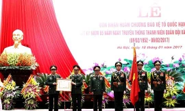 Thừa ủy quyền của Chủ tịch nước, Thượng tướng Trần Đơn,Thứ trưởng Bộ Quốc phòng trao Huân chương Bảo vệ Tổ quốc hạng Nhất cho Ban Thanh niên Quân đội.