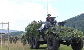 Luyện tập nội dung xe thiết giáp BTR-152 phối hợp bộ binh xung phong vượt cửa mở đánh chiếm đầu cầu 