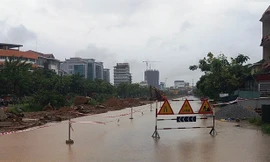 Đường Tố Hữu ngập sâu, đơn vị chức năng cấm xe cộ lưu thông.