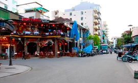 Khu phố Tây nơi tập trung nhiều khách du lịch về đêm ở Huế. Ảnh: Võ Thạnh.