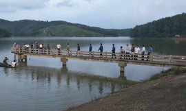  Lực lượng chức năng đang tìm kiếm thi thể em Phan Duy Hoàng.