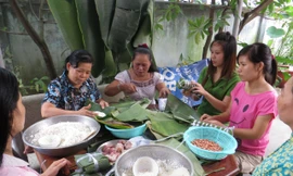 Phiên chợ lá Sài Gòn góp phần làm hương vị tết Việt thêm ấm cúng.