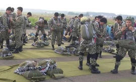 Lực lượng chống khủng bố nhảy dù đổ bộ đường không