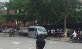 Sáng sớm Tiểu thương chợ Đồng Đăng đã có mặt tại trụ sở Tỉnh ủy *ảnh: Duy Chiến