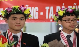 Đinh Bá Dũng và Trần Hữu Bình Minh giành huy chương vàng Olympic Vật lý sẽ "đầu quân" vào đại học Bách khoa Hà Nội học. Ảnh Lê Văn.