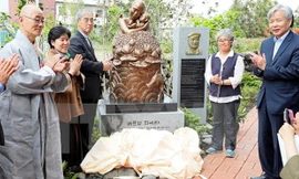 Bức tượng đồng “Xin lỗi Việt Nam” trên đảo Jeju. Ảnh: Yonhap. 