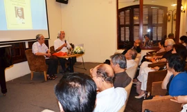 Chủ tịch Hội Nhà Văn Hà Nội Phạm Xuân Nguyên giới thiệu tiểu thuyết Chuyện Ngõ Nghèo cùng tác giả Nguyễn Xuân Khánh