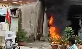 Đốt 2 xe máy cháy rụi vì giận vợ