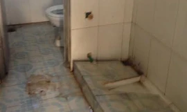 Những nhà vệ sinh cáu bẩn như thế này có được thay đổi trong năm 2017? Ảnh: Đỗ Hợp