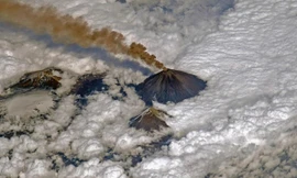 Ngọn núi Klyuchevskaya Sopka chọc lên cả đám mây