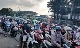 Xe máy là phương tiện lưu thông chính của người dân ở TPHCM.