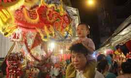 Chen chân ở 'phố lồng đèn' Sài Gòn trước thềm Trung thu