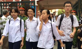 Đề “dễ thở”, thí sinh cười tươi sau khi thi môn Ngữ Văn