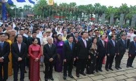 Các vị lãnh đạo tham gia lễ dâng hương, dâng hoa lên các Vua Hùng 