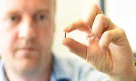  Steven Northam và con chip có kích thước cực nhỏ (Ảnh The Sun)