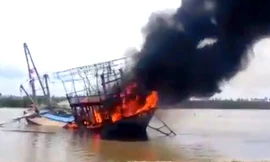 Con tàu của ông Bùi Tú bị bốc cháy khi đang neo đậu.