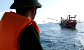 Tàu QB 92400 TS cùng 9 thuyền viên được lai dắt vào bờ an toàn