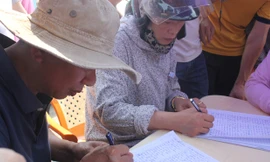 Trạm thu phí xả cổng tránh ùn tắc do người dân dùng tiền lẻ mua vé