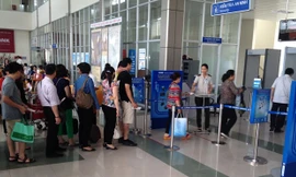 Kiểm soát an ninh vào khu cách ly sân bay. Ảnh minh hoạ