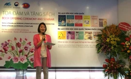 Bà Kim Hye Jin, Tham tán Đại sứ quán Hàn Quốc tại Việt Nam phát biểu tại buổi ra mắt sách. 