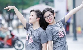 Thủ khoa Nguyễn Thu Trang (bên phải)