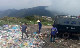 Hàng tấn rác thải vứt vương vãi trên đỉnh Mẫu Sơn. Ảnh: TL