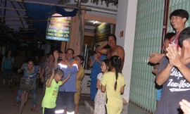 Người dân xã đảo Sơn Hải reo mừng trong thời khắc đóng điện.