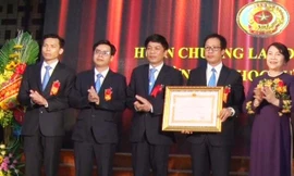 Thừa ủy quyền của Chủ tịch nước, Thứ trưởng Bộ GD&ĐT Nguyễn Thị Nghĩa trao Huân chương Lao động hạng Ba cho Đại học Sư phạm Huế. 