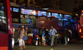 Từ rạng sáng, hàng loạt xe khách đổ về các bến xe ở TPHCM.