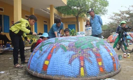 Họa tranh trên thúng, thuyền tại làng biển Tam Thanh