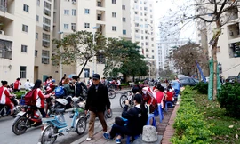 Vỉa hè, sân chung cư thành 'chợ cóc' ở Nam Trung Yên