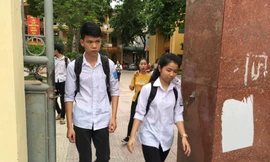 Thí sinh ra khỏi phòng thi môn Toán tại điểm thi trường THPT Hoài Đức A, Hà Nội