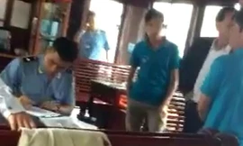 Cán bộ của đội kiểm tra, xử lý trên vịnh Hạ Long làm gián đoạn hơn 1 tiếng tham quan của du khách. (ảnh cắt từ clip)