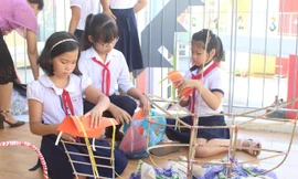 Ngày hội “Làm đèn lồng Trung thu” thu hút sự tham gia của 500 em học sinh. Những chiếc đèn lồng thành phẩm sẽ được trao tặng cho trẻ em có hoàn cảnh khó khăn