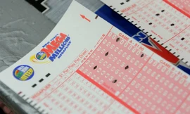 Một vé số Mega Millions. Ảnh: AFP