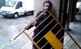 Độc đáo thổi sáo với cái... hàng rào