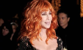 Cher tiếp diễn mốt mặc cũng như không