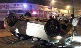 Porsche tan nát khi lật giữa phố Hà Nội