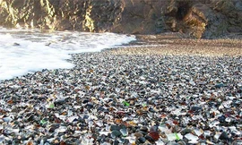 Vẻ đẹp lạ lùng của bãi biển thủy tinh