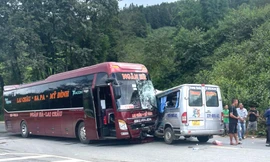 Xe 16 chỗ va chạm mạnh với xe khách tại Sapa, 2 người nguy kịch