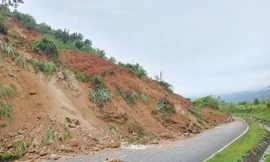Sạt lở nguy hiểm trên tuyến tỉnh lộ 162 ở Lào Cai