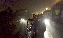 Ô tô đi ăn cưới lao xuống sông, 5 người thương vong