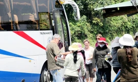 Du lịch tự phát, chèo kéo khách trên đèo Hải Vân