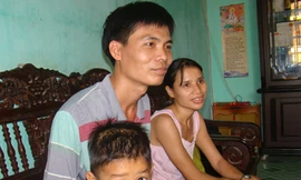 Vợ chồng anh Nguyễn Đức Thuận, tết này không về quê, tiết kiệm tiền tàu xe gửi về quê giúp cha mẹ