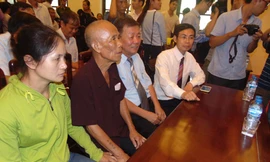 Ông Trần Văn Thêm và người thân tại buổi xin lỗi. Ảnh: Nguyễn Trường.