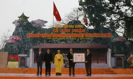  Phó Thủ tướng Nguyễn Xuân Phúc trao Bằng công nhận Di tích quốc gia đặc biệt chùa Vĩnh Nghiêm. Ảnh: Nguyễn Trường