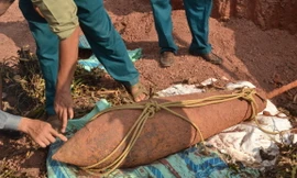 Lực lượng chức năng xử lý quả bom. Ảnh: BGP